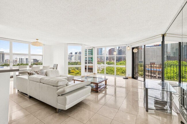 Building Photo - 1901 Brickell Ave Unit B1109