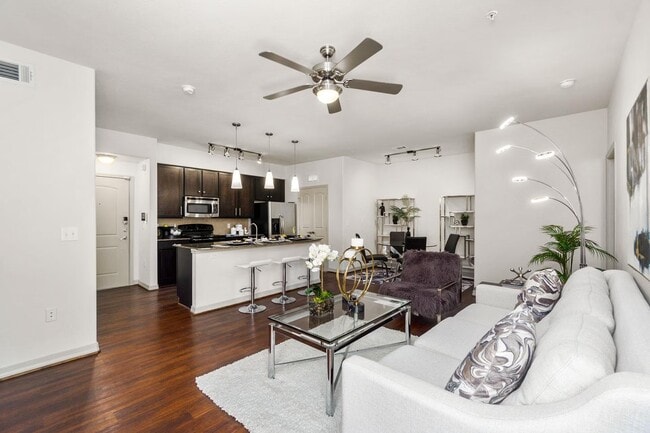 Photo - Exclusive Offer: Free Rent, No Fees, $200 ... Unidad DAK2
