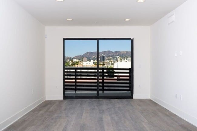 Photo - 748 Wilcox Ave Unidad 307