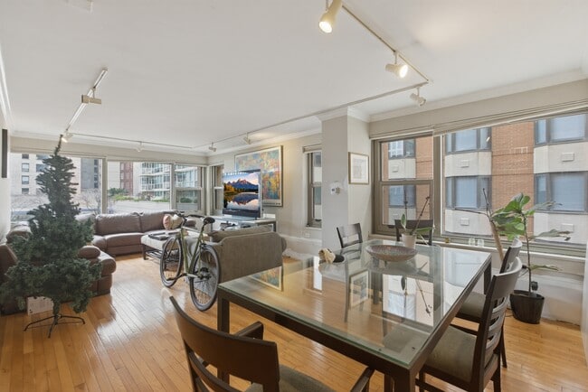 Building Photo - 247 E Chestnut St Unit #  01003