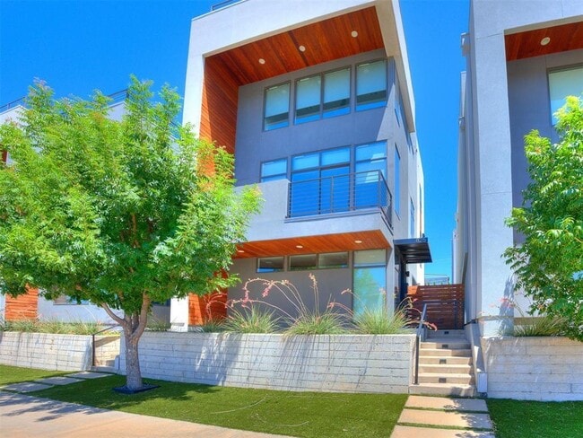 Photo - 825 NW 6th St