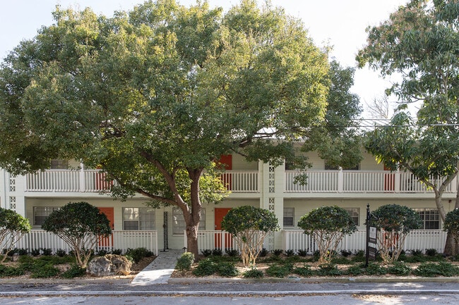 3318 W. De Leon
