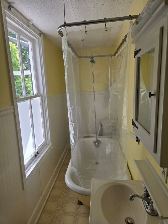 Tub & shower bathrm - 236 E 2nd St Unit Third Fl