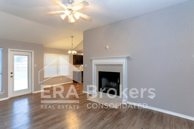 Photo - 1614 Twisted Oak Dr