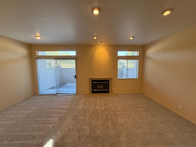 Photo - Beautiful 2 Bed, 2.5 Bath Townhome in Desi...
