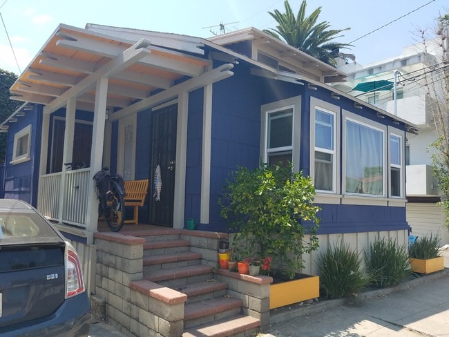 Building Photo - 257 Windward Ave Unit B