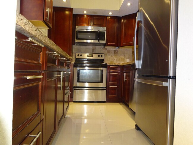 Photo - 2801 N Palm Aire Dr Unidad 308