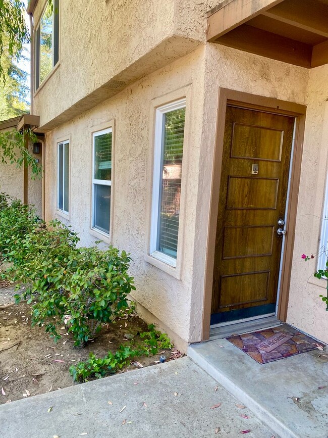 Quaint 1 bed 1 bath unit in Sequoia Village! - Quaint 1 bed 1 bath unit in Sequoia Village! Condo Unit 302