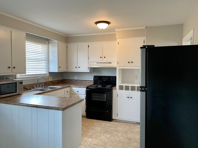 Photo - Location Location Location!!! 4bdr/2ba Split Level near Clarksville County Club!!