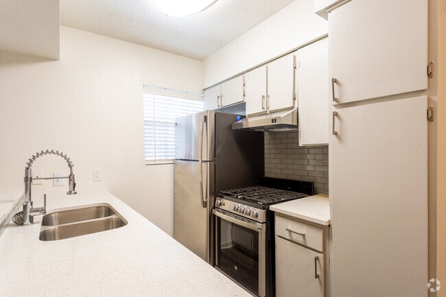 1 BA, 1 BR 650 SF