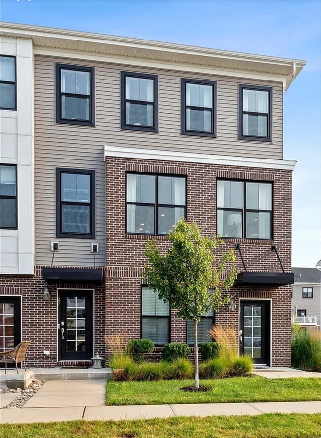 Photo - 25 Midway Rd Townhome