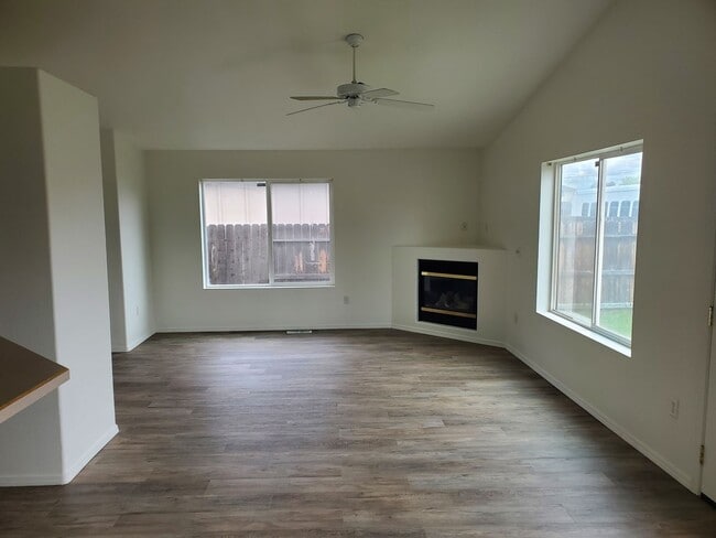Photo - 562 NE Negus Loop Unidad 564