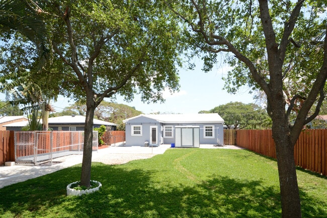 Photo - READY FOR A NEW TENANT - EXCELLENT PRIVATE...