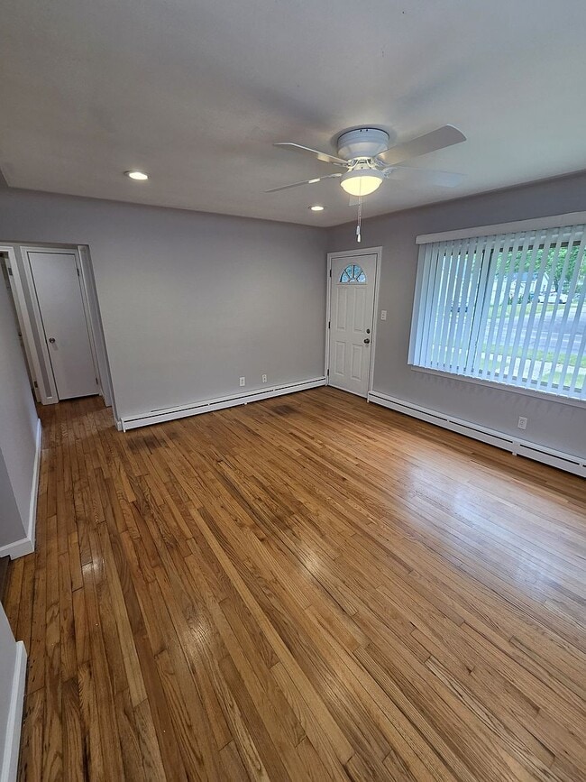 Photo - 21669 Middlebelt Rd