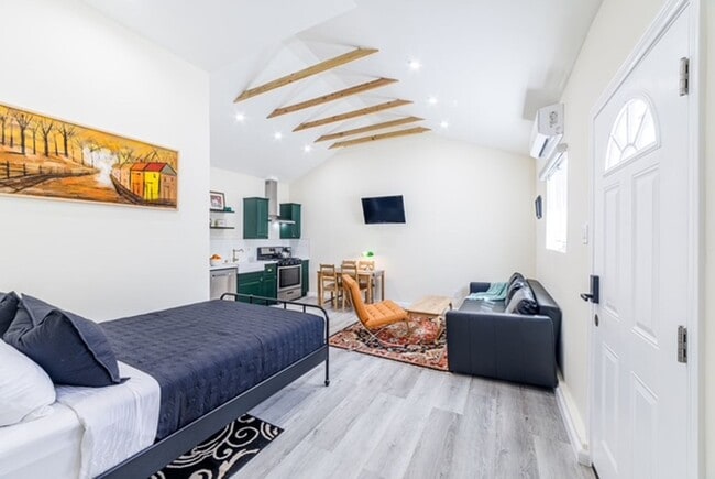 Photo - Newly Renovated Guest House Studio in Granada Hills! Unidad 10527