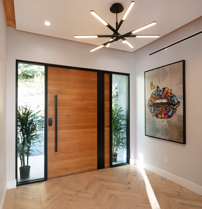 Photo - 2515 Thames St