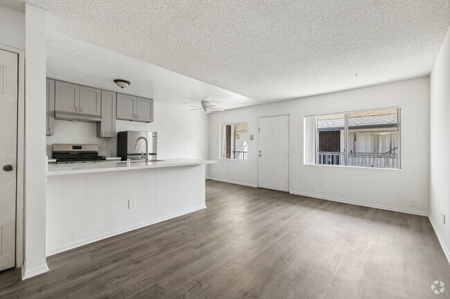 1BR, 1BA - 560SF - Living Room