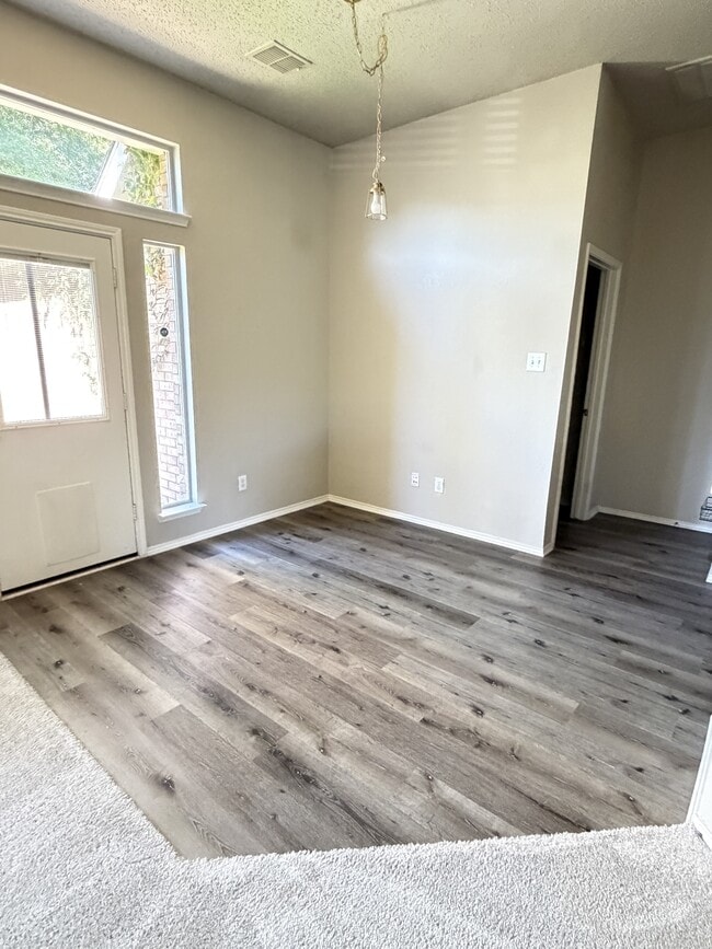 Photo - 2040 Camelot Dr