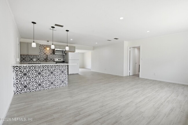 Photo - 6713 Provost Rd N