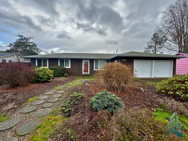 Building Photo - Amazing 3-bedroom, 1.5-bathroom Single-family Home