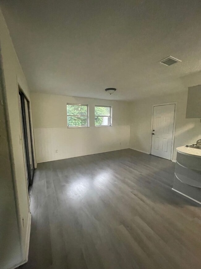 Photo - 3 Bed 2 Bath | Single Car Garage | Washer/Dryer Hookups | Central Air | Pet Friendly | Section 8 ...