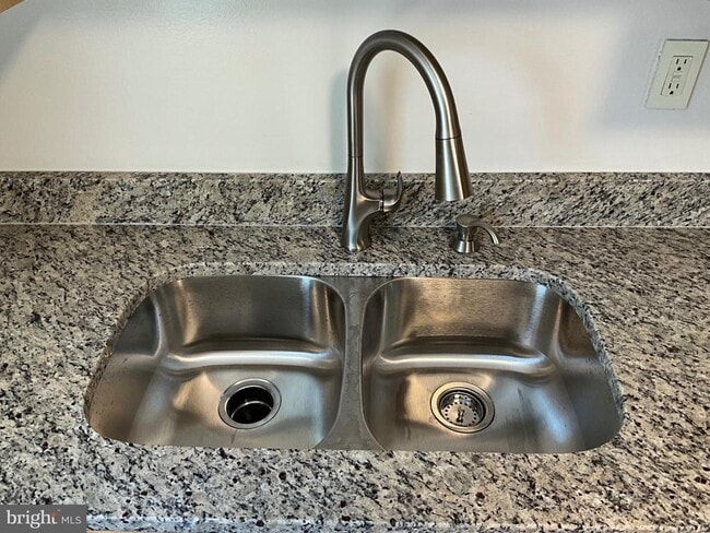 Photo - 6327 Joslyn Pl