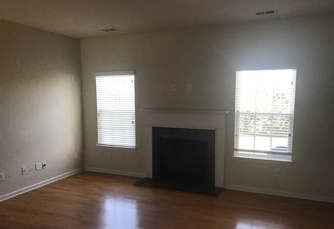 Photo - Stunning 5-bedroom, 2.5-bathroom home | Lo...