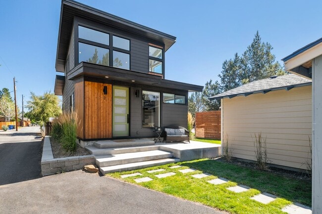 Building Photo - 142 SW Roosevelt Ave Unit 142 Roosevelt ADU