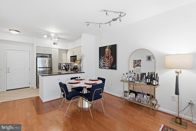 Photo - 1021 N Garfield St Unidad 127