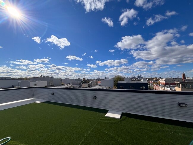 Building Photo - 2635 Livingston St Unit 2