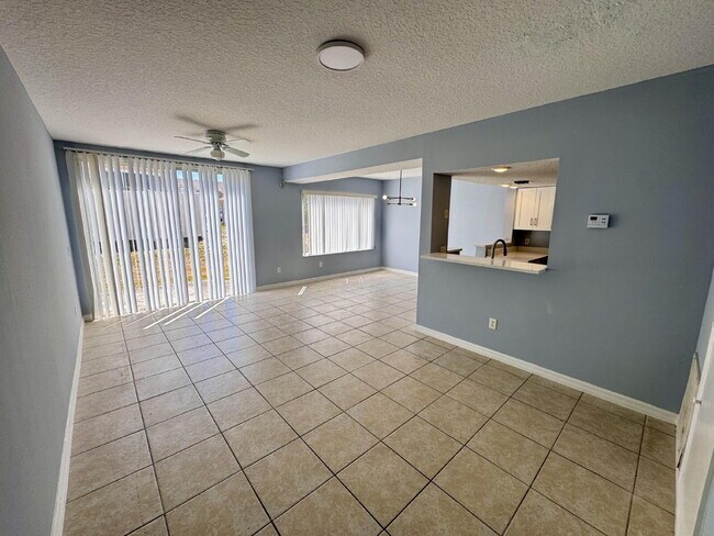 Photo - 2725 Fan Palm Dr Unidad A