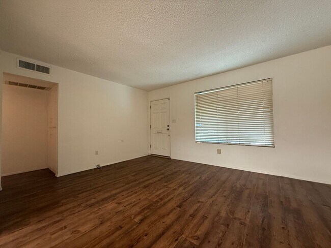 Photo - 302 Calvin St