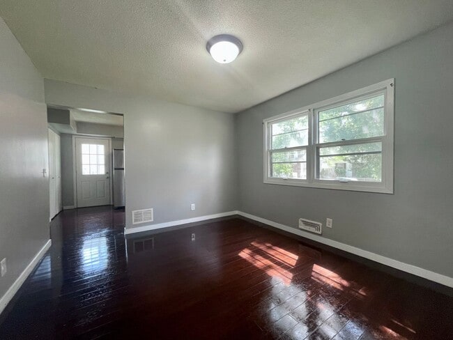 Building Photo - Amazing 7 Bedroom Single Family Home!