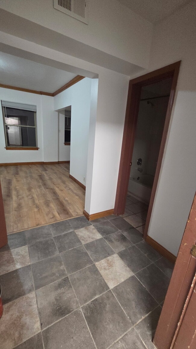 Building Photo - 612 W Wisconsin Ave Unit 2
