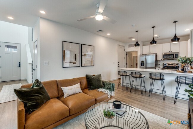 Photo - 1035 Koby St