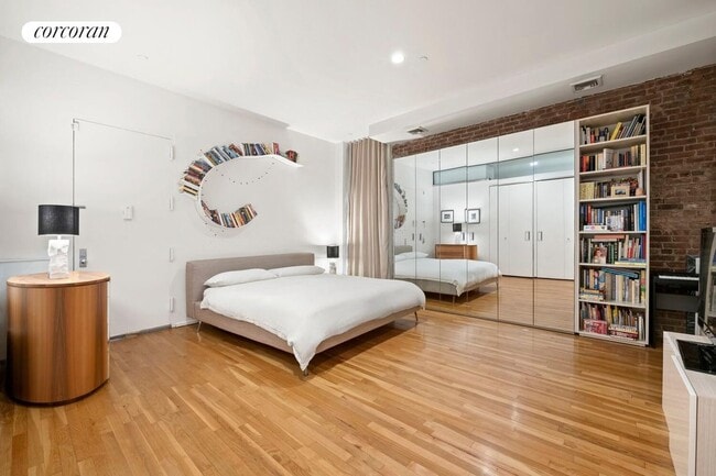 Photo - 129 Duane St