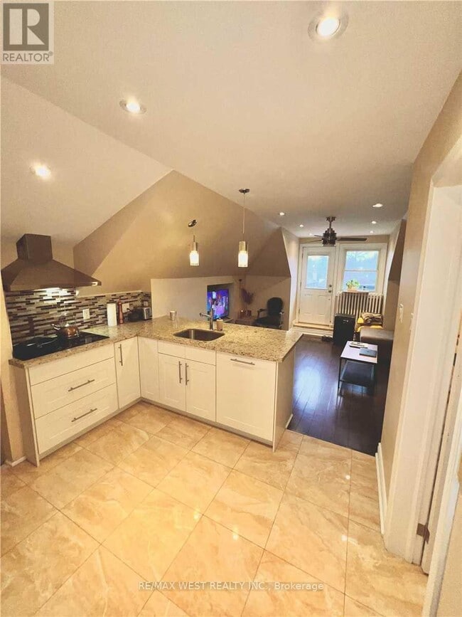 Photo - 900 Avenue Rd