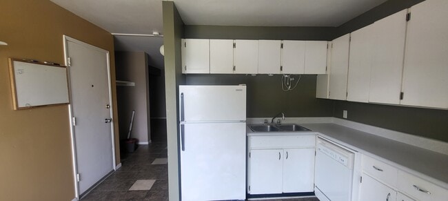 Photo - 765 Nassau St S