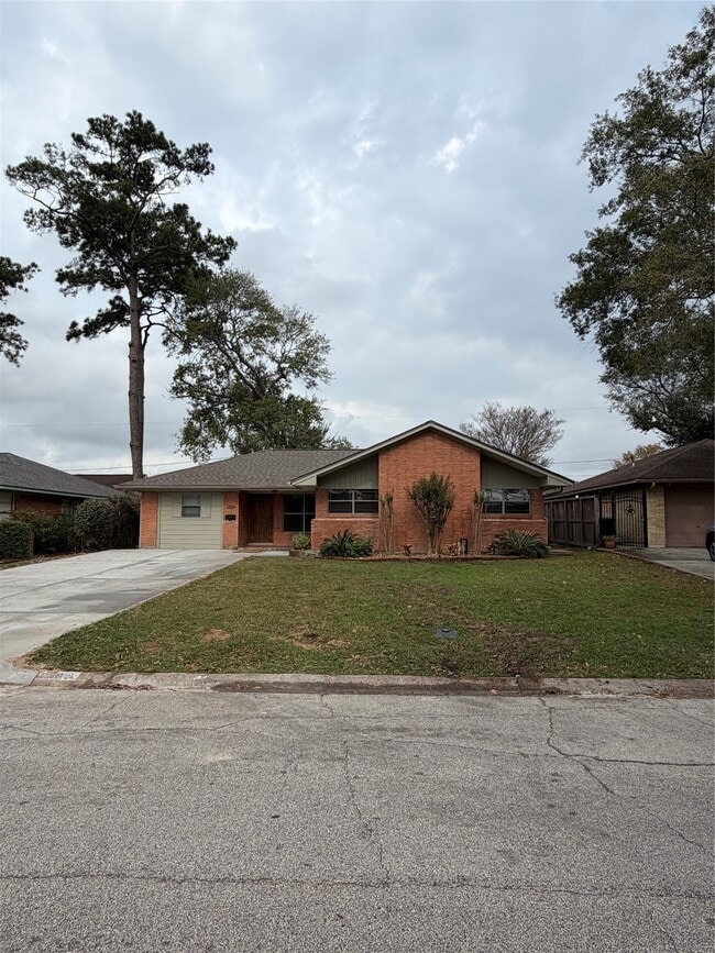 Building Photo - 1206 Stonecrest Dr