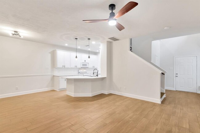 Photo - 131 Gallery Cove Ct House