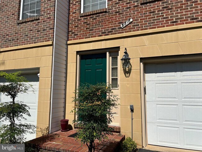 8818 Royal Doulton Ln