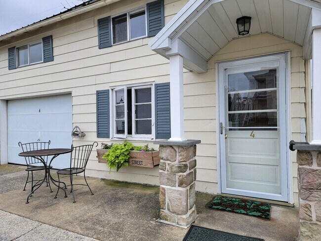 Photo - 984 W Main St Unit Apt 4