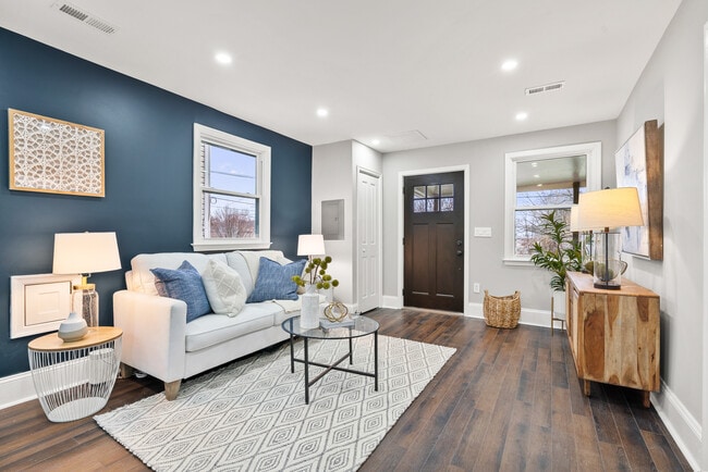 Living room - 612 44th St NE