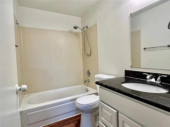 Photo - 430 4th St SE