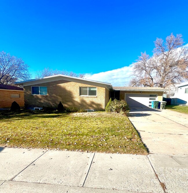 Building Photo - 701 S 19th Ave Unit 701 S 19th A