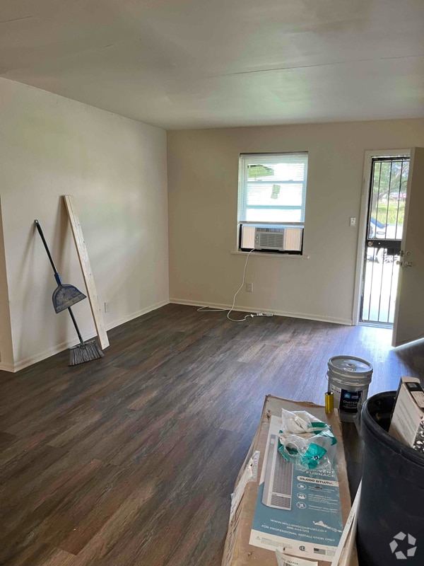 Building Photo - 694 Hickory St Rental