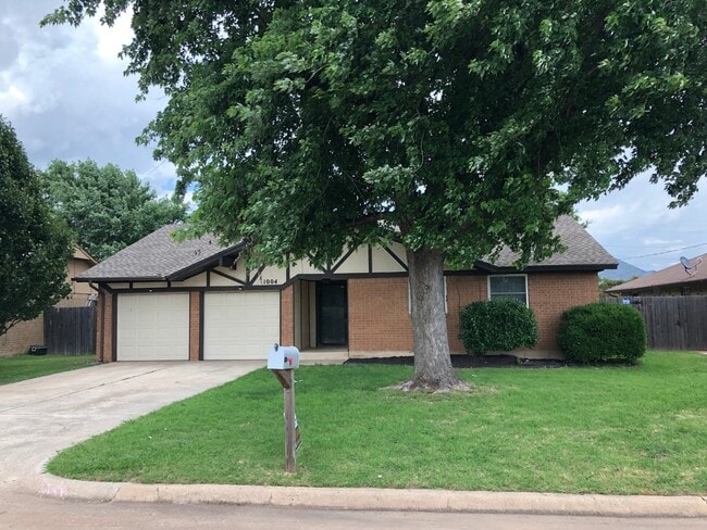 Building Photo - Beautifully updated, 3 bed 2 bath home in Moore, ready for move in! New granite, paint and fixtures!