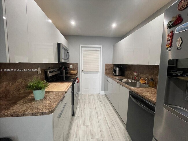 Photo - 10285 NW 80th Ct Unidad 103