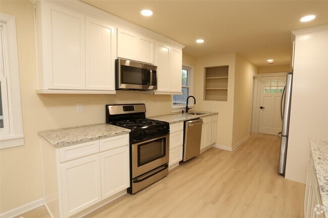 Building Photo - 20 Pineview Rd Rental