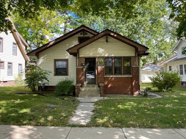 Building Photo - 2 Bedroom 1 Bath on Campus- 3 people can o... Rental